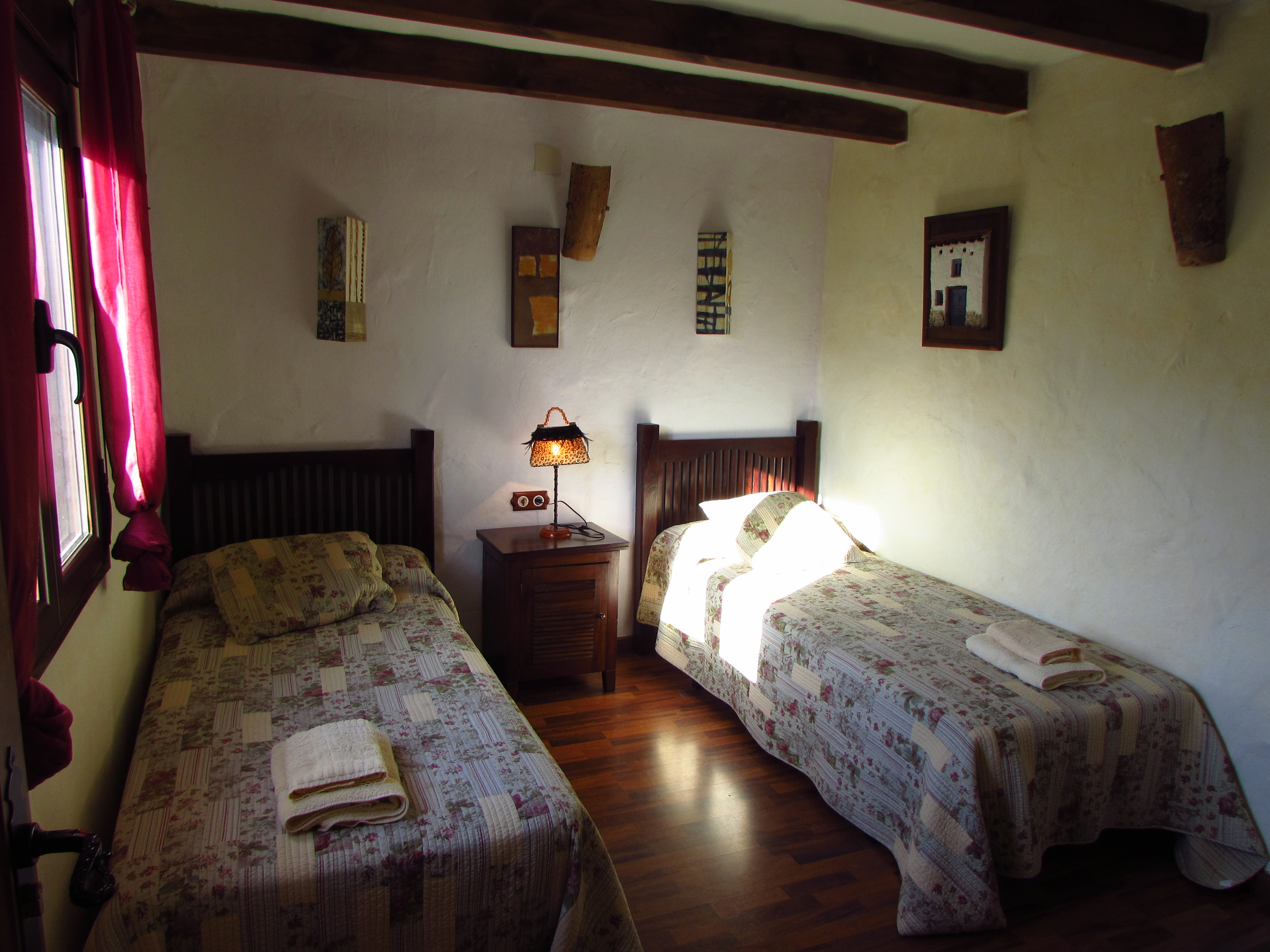 Casa Rural Almena - Comedor y zona de estar rústica