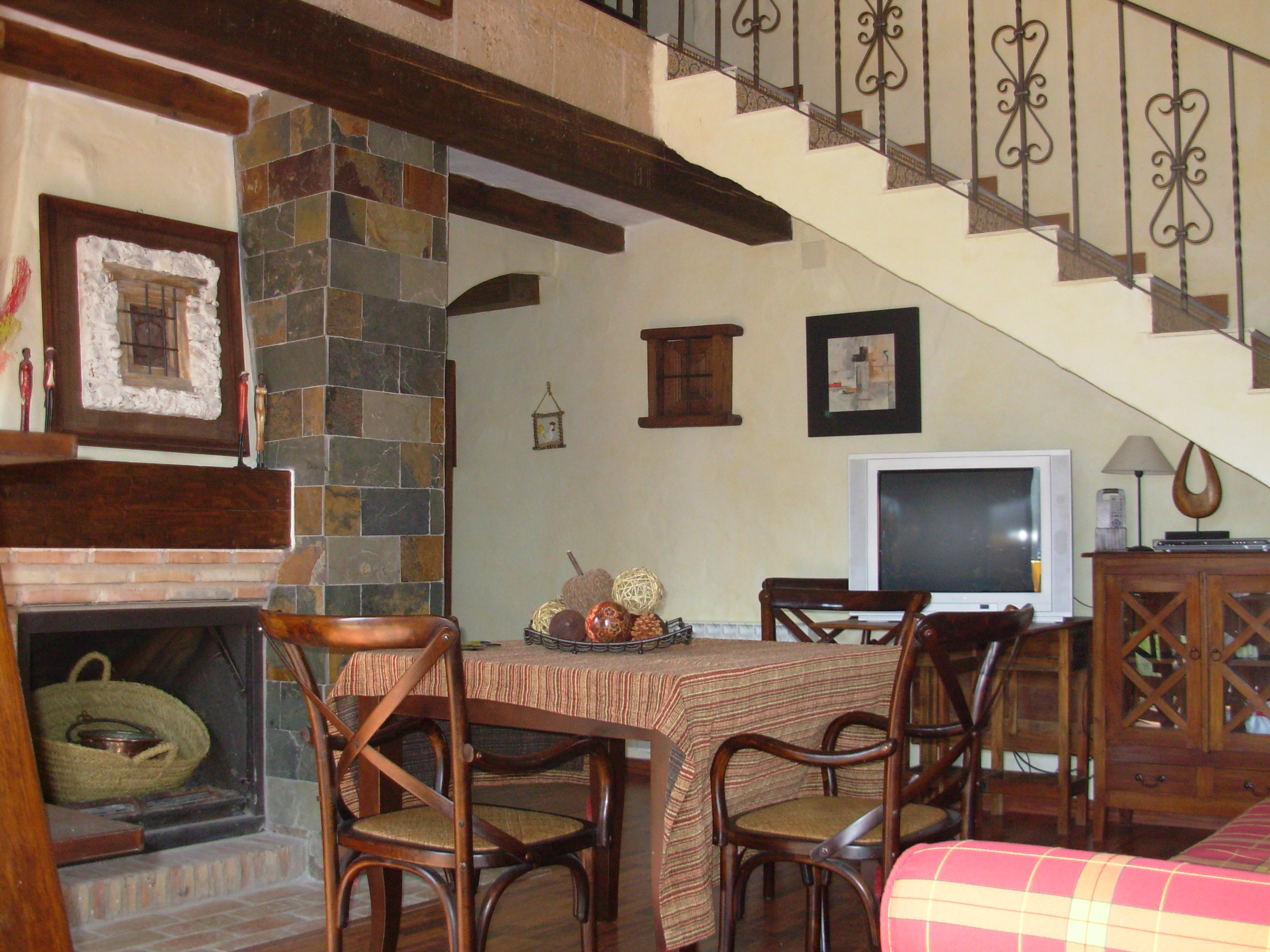 Casa Rural Almena (4 plazas) - Salón con chimenea de leña