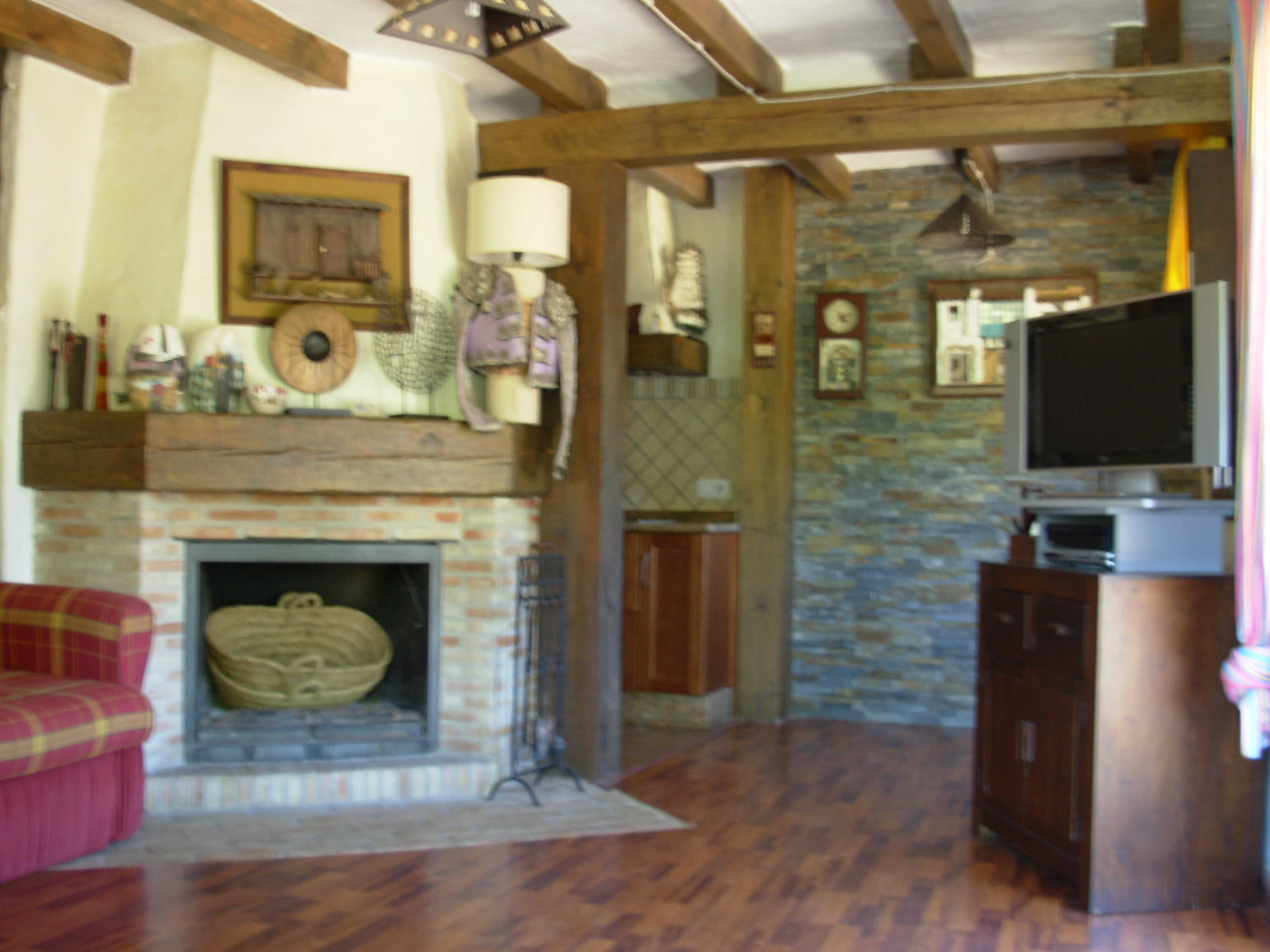 Casa Rural Aljibe (6 plazas) - Salón comedor con chimenea