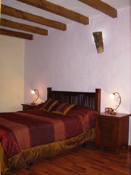 Casa Rural Torreón - Habitación principal con techos de madera
